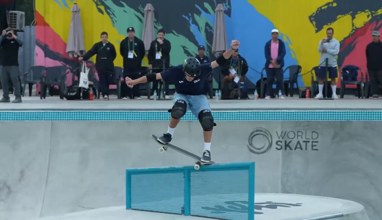Egoitz Bijueska grindando una barandilla en el Mundial de Asunci&oacute;n