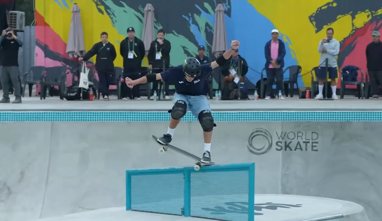 Egoitz Bijueska grindando una barandilla en el Mundial de Asunción