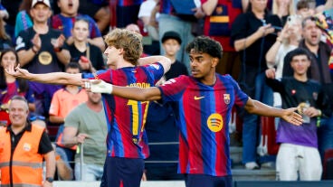 Gordon celebra su gol al Getafe junto a Lamine Yamal