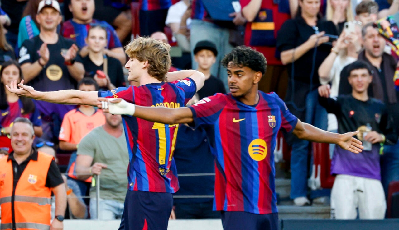 Gordon celebra su gol al Getafe junto a Lamine Yamal
