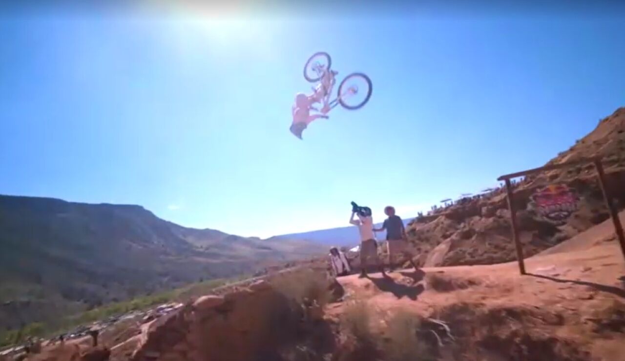 Robin Goomes realiza un backflip en su bajada en el Red Bull Rampage 2026