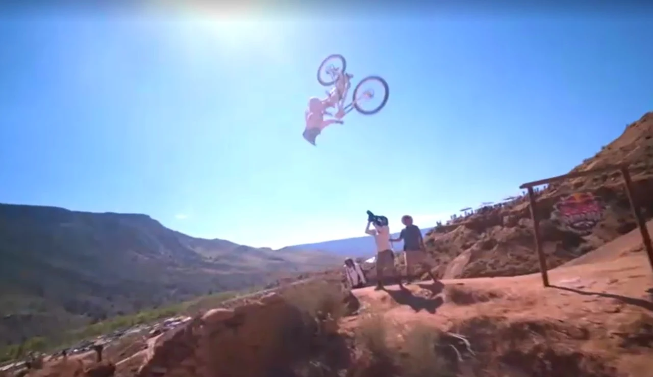 Robin Goomes realiza un backflip en su bajada en el Red Bull Rampage 2026