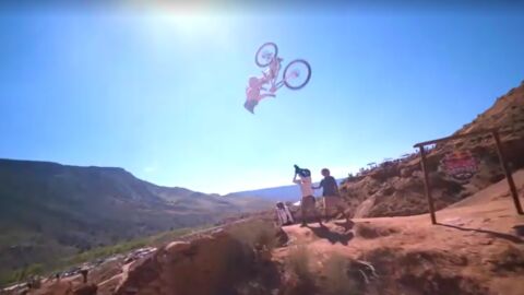 Robin Goomes realiza un backflip en su bajada en el Red Bull Rampage 2026