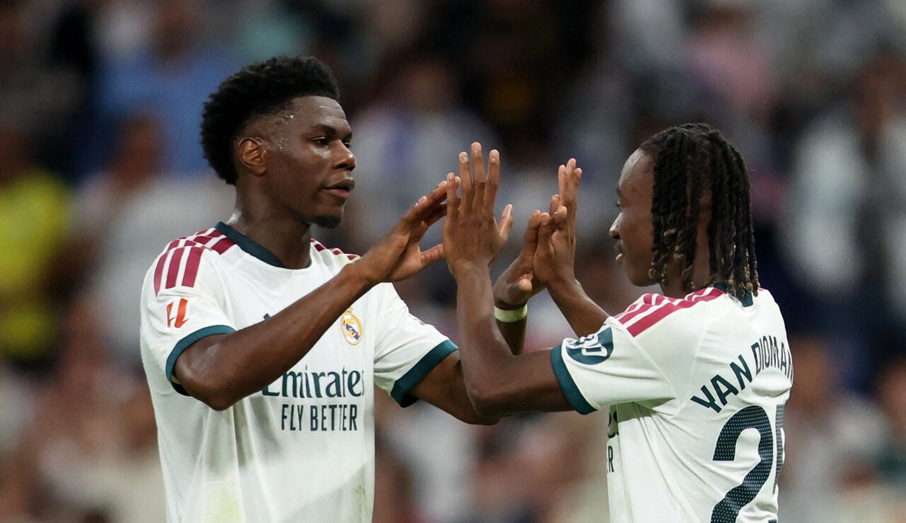 Tchouam&eacute;ni y Diomande celebran un gol