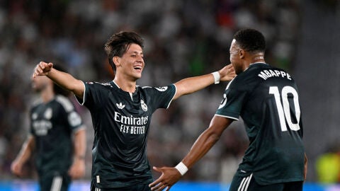 Arda G&uuml;ler y Mbapp&eacute; celebran un gol con el Real Madrid