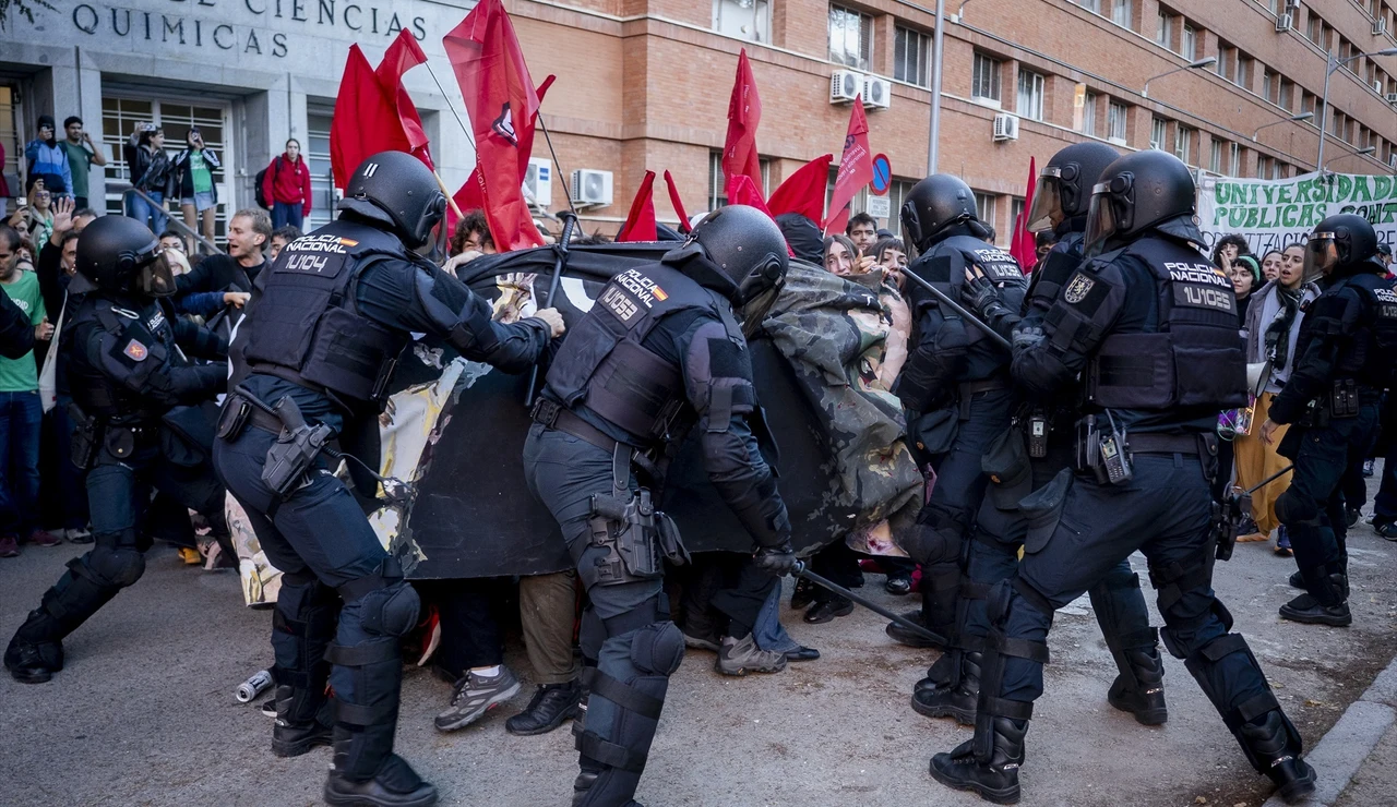 Cargas policiales durante las manifestaciones por la educación pública