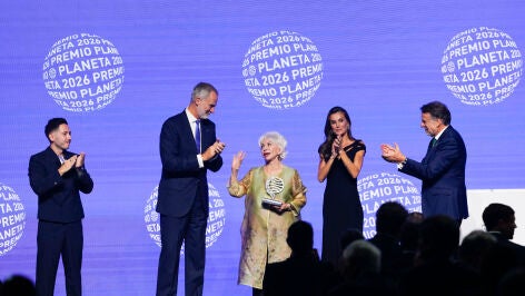 Los Reyes, Jos&eacute; Creuheras y Sergio Hern&aacute;ndez Carrasco aplauden a Isabel Allende