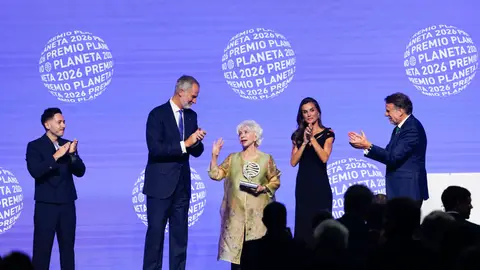 Los Reyes, José Creuheras y Sergio Hernández Carrasco aplauden a Isabel Allende Los Reyes, José Creuheras y Sergio Hernández Carrasco aplauden a Isabel Allende