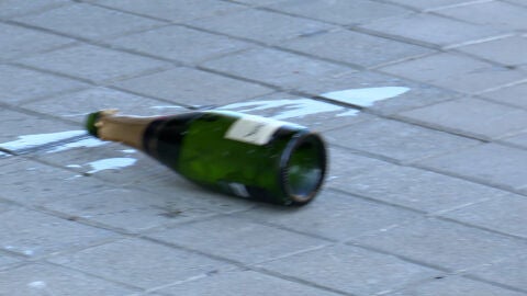 La botella de champán que ha lanzado Mónica Medina a la prensa