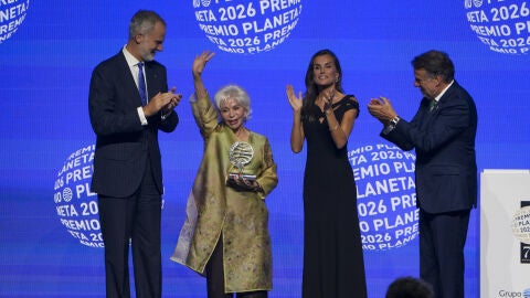 Los Reyes entregándole el Premio Planeta a Isabel Allende