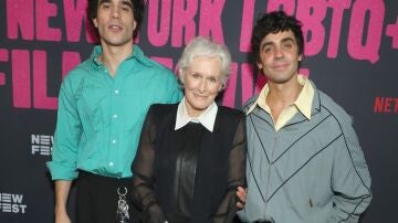 Javier Calvo, Glenn Close y Javier Ambrossi en Nueva York presentando La bola negra