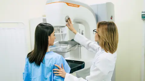 Joven haciéndose un examen de mamografía en el hospital Joven haciéndose un examen de mamografía en el hospital