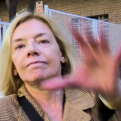 Mónica Medina agrediendo a la prensa