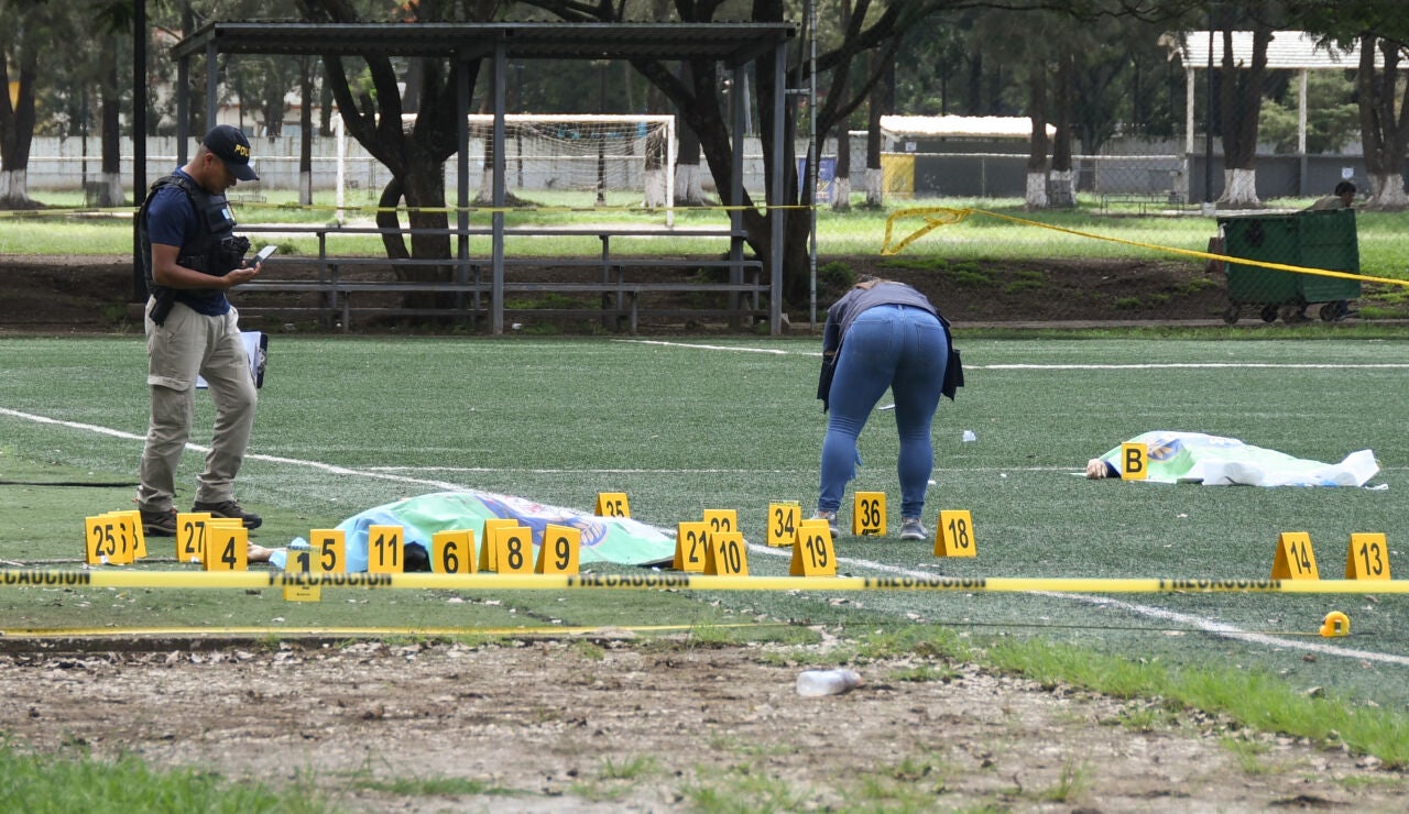 Imagen de los dos cad&aacute;veres en un complejo deportivo en Guatemala