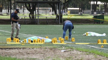 Imagen de los dos cad&aacute;veres en un complejo deportivo en Guatemala