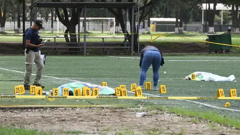 Imagen de los dos cadáveres en un complejo deportivo en Guatemala Imagen de los dos cadáveres en un complejo deportivo en Guatemala