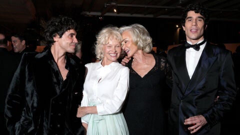 Javier Ambrossi, Pamela Anderson, Jessica Lange y Javier Calvo en la Academy Museum Gala