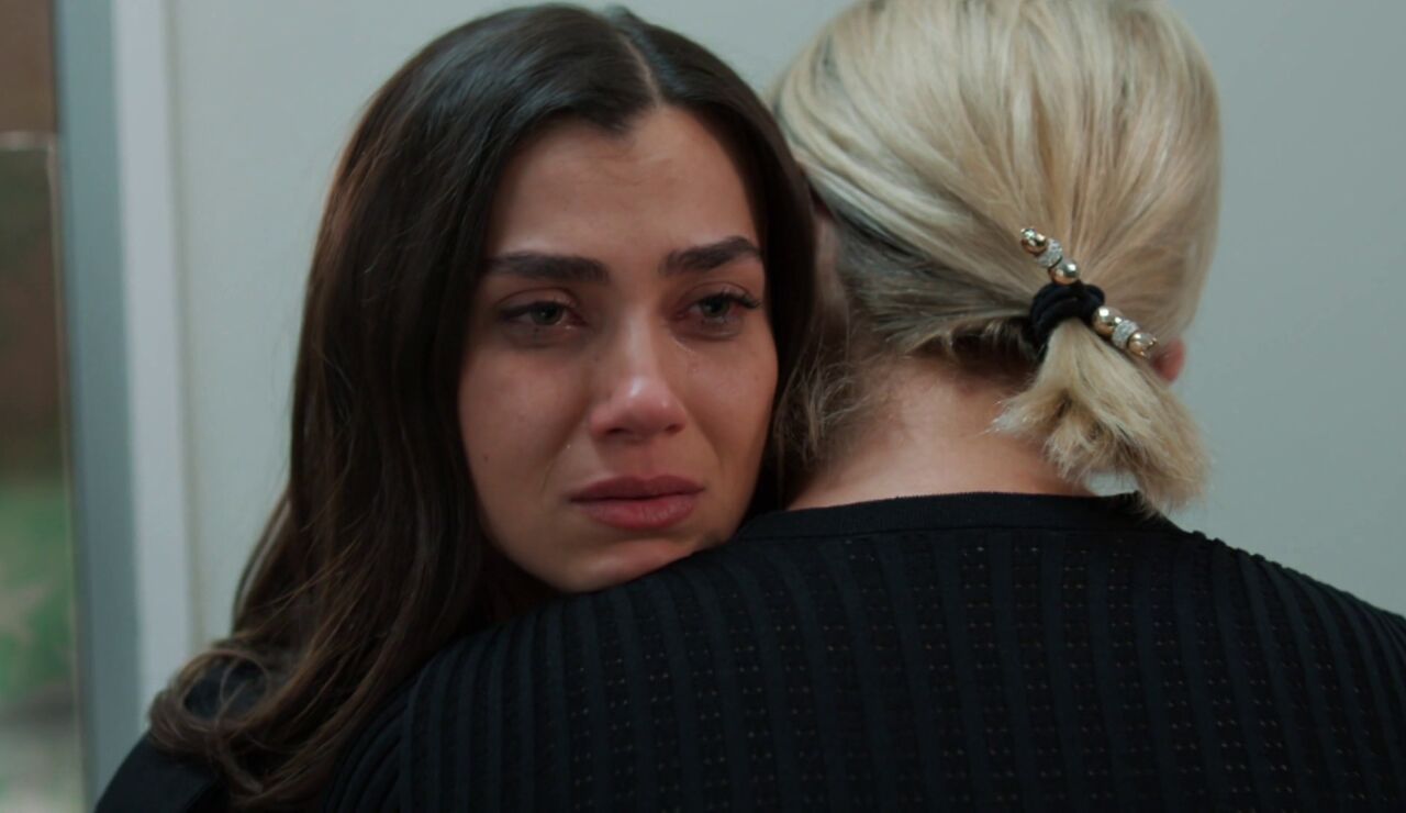Azra desea en secreto que Cihan muera mientras su familia espera que sobreviva