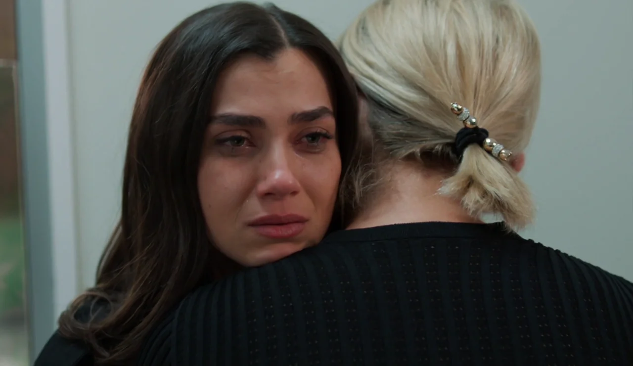 Azra desea en secreto que Cihan muera mientras su familia espera que sobreviva
