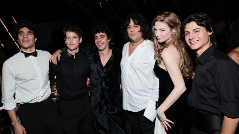 Javier Calvo, Miguel Bernardeau, Javier Ambrossi, Carlos González, Hunter Schafer y Milo Quifes en la Academy Museum Gala