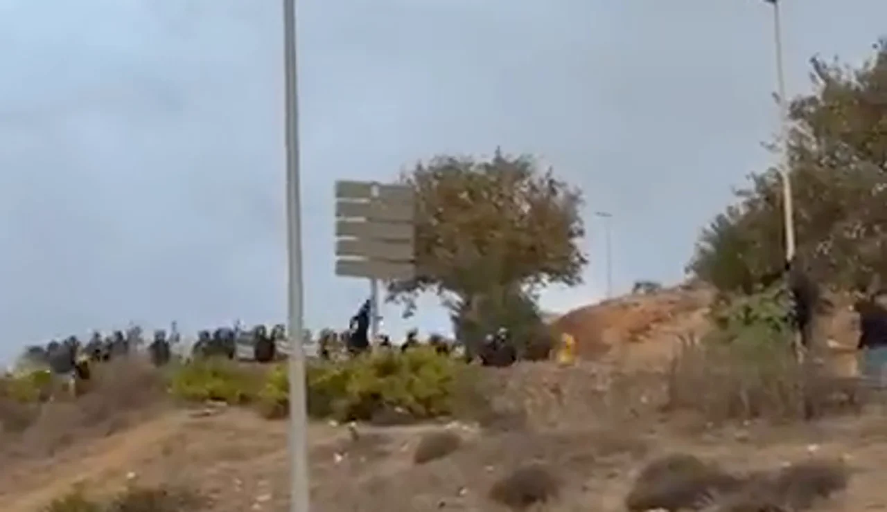 Última hora de la crisis migratoria en Ceuta, en directo: En marcha el desalojo de acampados en las naves del Tarajal