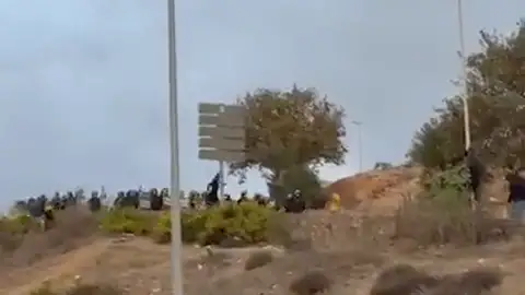 Última hora de la crisis migratoria en Ceuta, en directo: En marcha el desalojo de acampados en las naves del Tarajal Última hora de la crisis migratoria en Ceuta, en directo: En marcha el desalojo de acampados en las naves del Tarajal