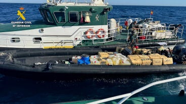 Imagen de la narcolancha interceptada por un patrullero de la Guardia Civil