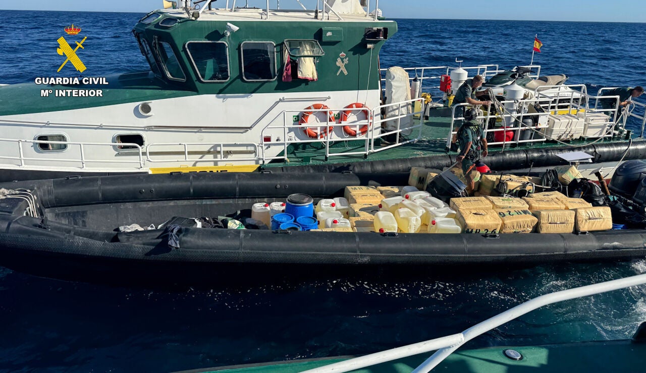 Imagen de la narcolancha interceptada por un patrullero de la Guardia Civil