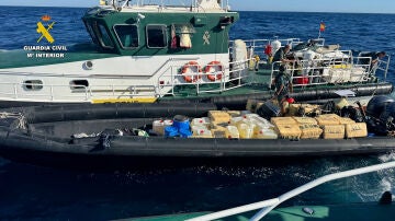 Imagen de la narcolancha interceptada por un patrullero de la Guardia Civil