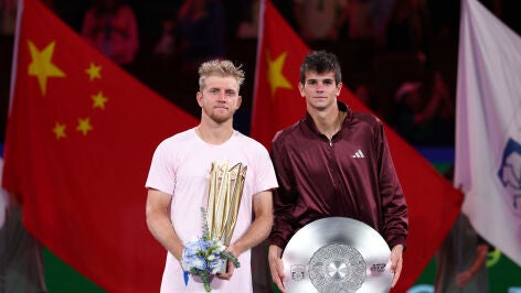 Davidovich y J&oacute;dar posan tras la final de Shangh&aacute;i