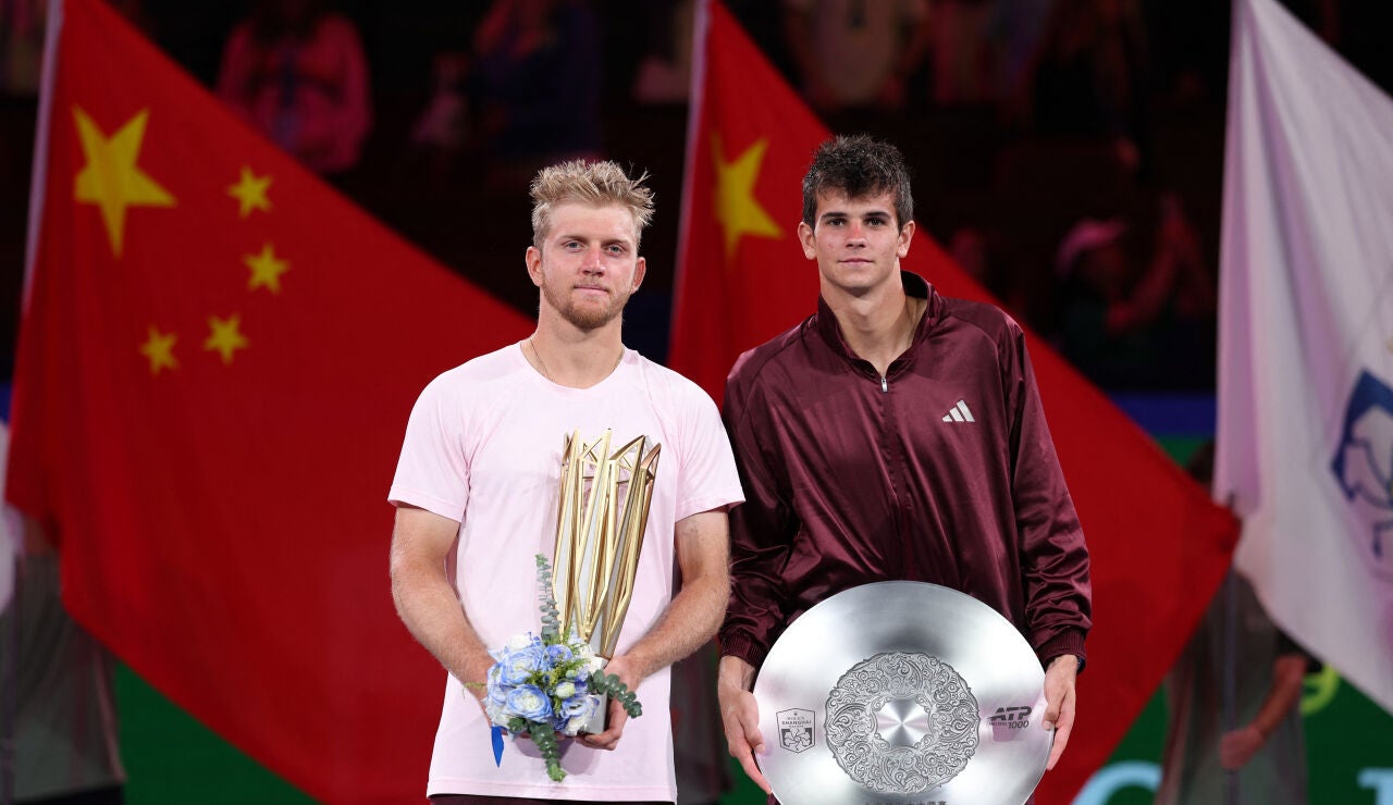 Davidovich y J&oacute;dar posan tras la final de Shangh&aacute;i