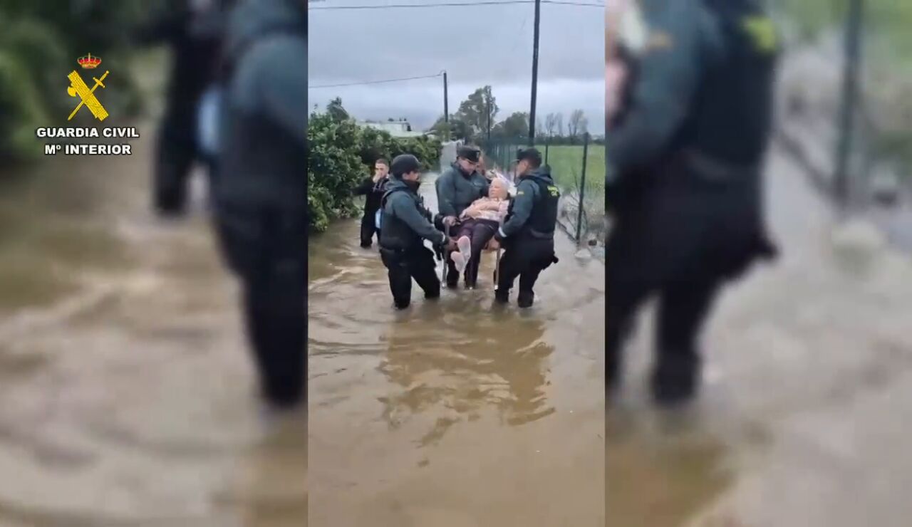 Rescate en Oliva por las fuertes precipitaciones de la DANA Adam