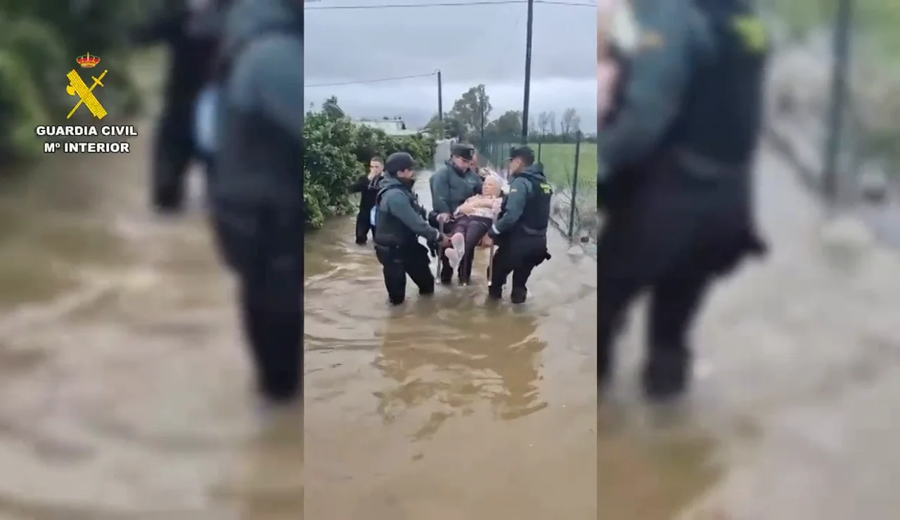 Rescate en Oliva por las fuertes precipitaciones de la DANA Adam