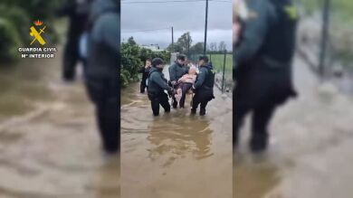 VIDEO: Rescatan a una anciana de 90 años con movilidad reducida atrapada en Oliva por la DANA Adam