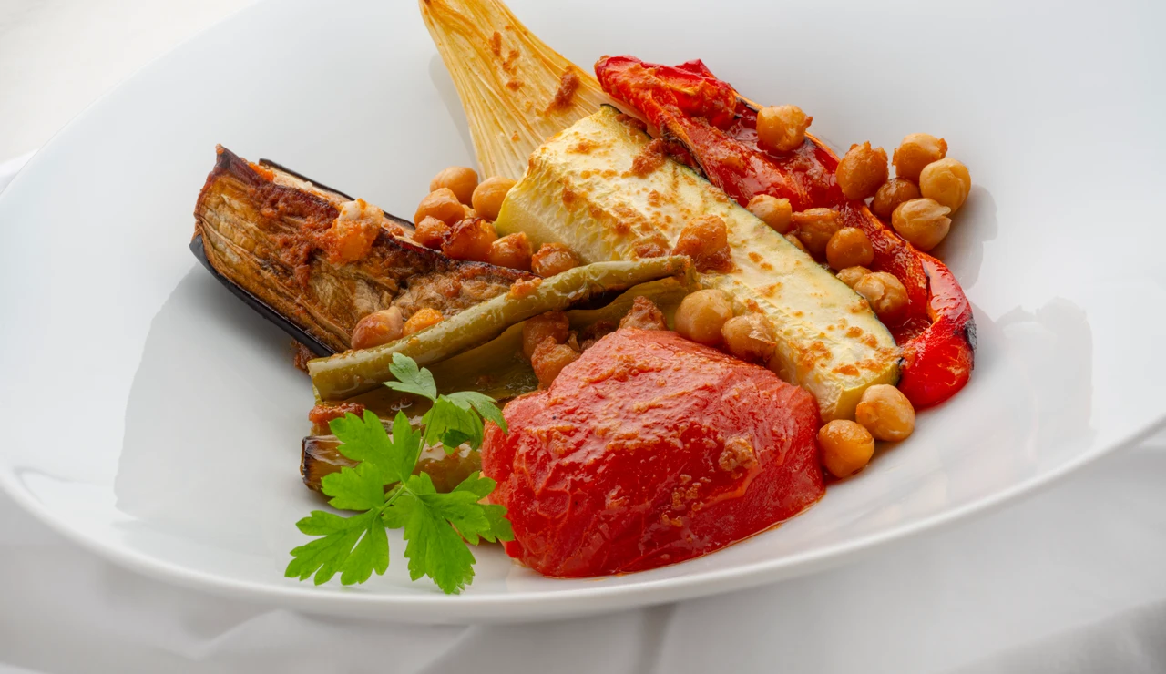 Plato sano y equilibrado: Receta de verduras con garbanzos al horno de Joseba Arguiñano