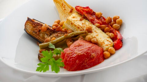 Plato sano y equilibrado: Receta de verduras con garbanzos al horno de Joseba Argui&ntilde;ano