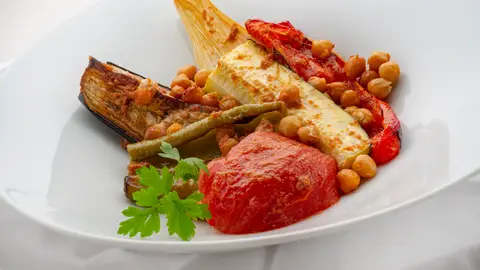 Plato sano y equilibrado: Receta de verduras con garbanzos al horno de Joseba Arguiñano Plato sano y equilibrado: Receta de verduras con garbanzos al horno de Joseba Arguiñano