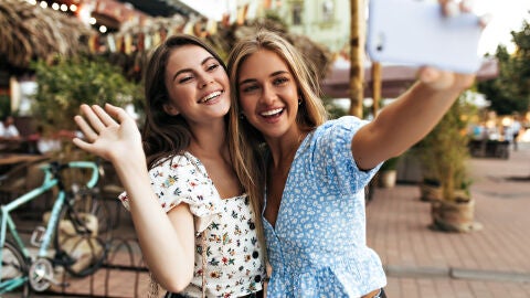 Pareja haciéndose un selfi