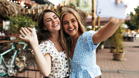 Pareja haciéndose un selfi Pareja haciéndose un selfi