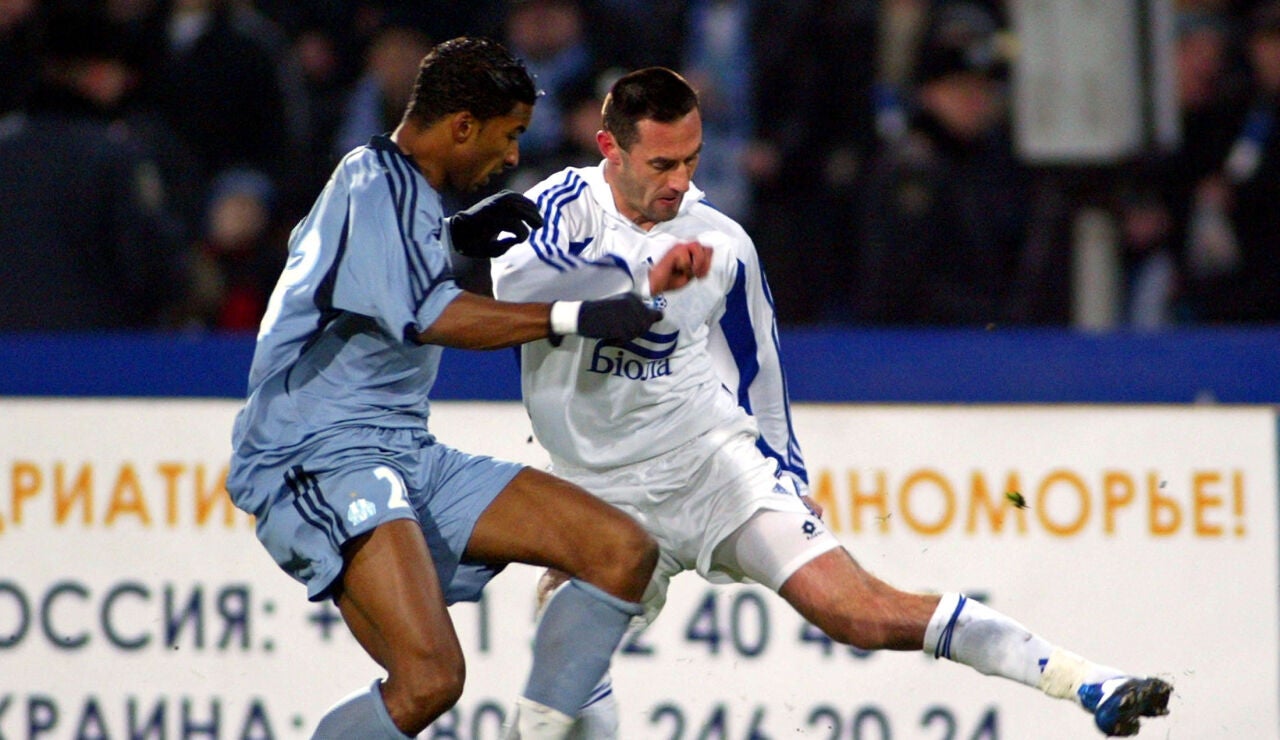 El jugador Roman Maksymyuk en un partido de la Copa de la UEFA en 2004