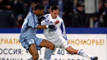 El jugador Roman Maksymyuk en un partido de la Copa de la UEFA en 2004