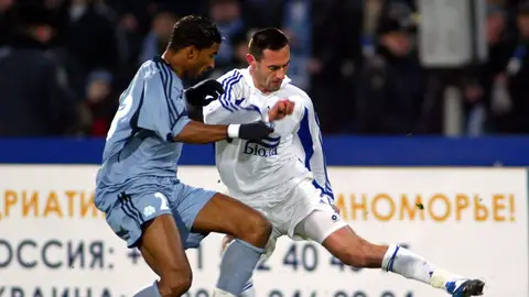 El jugador Roman Maksymyuk en un partido de la Copa de la UEFA en 2004 El jugador Roman Maksymyuk en un partido de la Copa de la UEFA en 2004