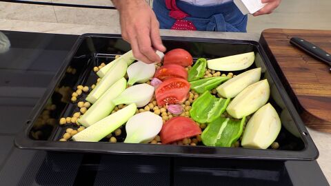 Introduce las verduras al horno