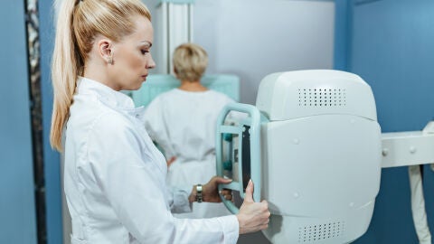 Mujer haciéndose una mamografía