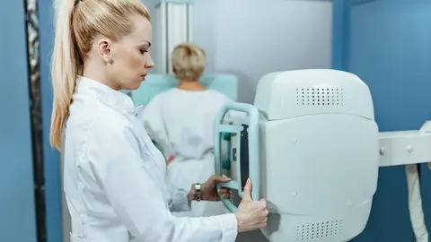 Mujer haciéndose una mamografía Mujer haciéndose una mamografía