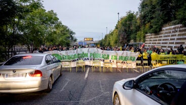Vista del corte en la A3 a la altura de Moratalaz, Madrid este lunes durante la huelga de la Educaci&oacute;n P&uacute;blica