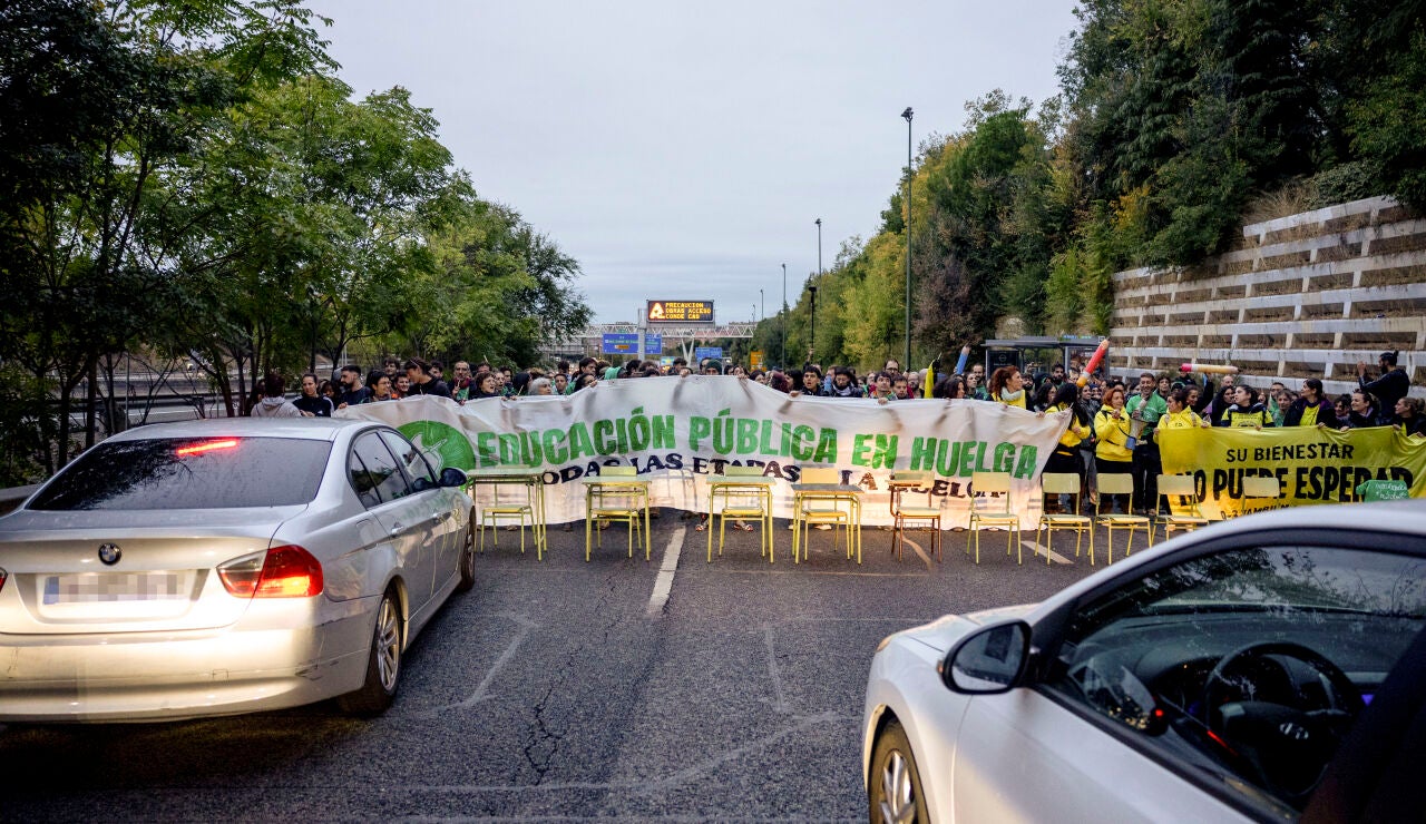 Vista del corte en la A3 a la altura de Moratalaz, Madrid este lunes durante la huelga de la Educaci&oacute;n P&uacute;blica