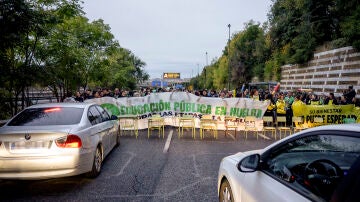 Vista del corte en la A3 a la altura de Moratalaz, Madrid este lunes durante la huelga de la Educaci&oacute;n P&uacute;blica