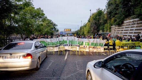 Vista del corte en la A3 a la altura de Moratalaz, Madrid este lunes durante la huelga de la Educaci&oacute;n P&uacute;blica