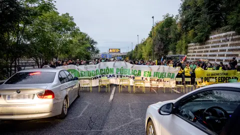 Vista del corte en la A3 a la altura de Moratalaz, Madrid este lunes durante la huelga de la Educación Pública Vista del corte en la A3 a la altura de Moratalaz, Madrid este lunes durante la huelga de la Educación Pública